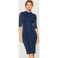 Dopasowana sukienka w ażurowy wzór - Niebieski. Sukienki damskie marki Mohito. Za 139.99 zł.
