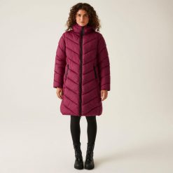 Andia II damska turystyczna pikowana kurtka. Czerwone kurtki sportowe damskie Regatta, bez wzorów, z puchu, bez kaptura, trekkingowe. W wyprzedaży za 393.90 zł.