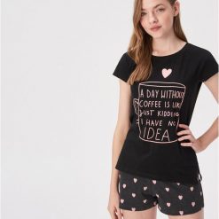 Dwuczęściowa piżama z motywem kawy - Czarny. Piżamy damskie Sinsay. Za 39.99 zł.