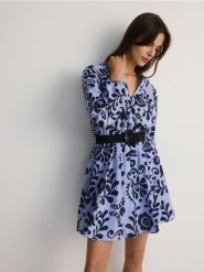 Wzorzysta sukienka mini - wielobarwny. Sukienki damskie Reserved, l, bez wzorów, z bawełny, klasyczne, bez kołnierzyka, bez ramiączek, mini. W wyprzedaży za 109.99 zł.