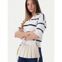 Torebka Lacoste. Białe torebki do ręki damskie Lacoste, bez wzorów, klasyczne, bez dodatków. Za 808.99 zł.