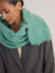 Gładki szalik z alpaki - miętowy. Zielone szaliki i chusty damskie Reserved, bez wzorów. W wyprzedaży za 159.99 zł.