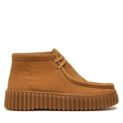 Trzewiki Clarks. Brązowe botki damskie Clarks, bez obcasa, na płaskiej podeszwie, bez zapięcia. Za 539.99 zł.