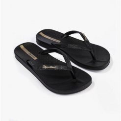 Klapki Ipanema Anat Lolita Fem Damskie. Czarne klapki damskie Ipanema, bez wzorów, z gumy, sportowe, bez obcasa. Za 73.99 zł.