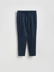 Lniane spodnie jogger - granatowy. Niebieskie spodnie materiałowe męskie Reserved, bez wzorów. Za 219.99 zł.