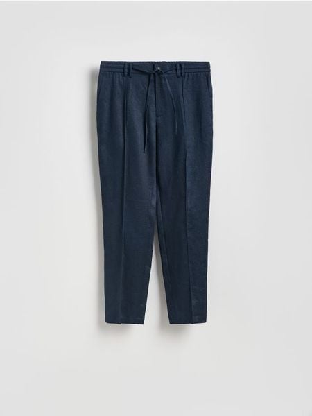Lniane spodnie jogger - granatowy. Niebieskie spodnie materiałowe męskie Reserved, l, bez wzorów. Za 219.99 zł.