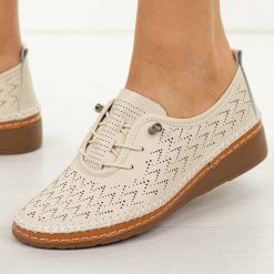 Beżowe ażurowane skórzane półbuty damskie T.Sokolski 26-78. Brązowe półbuty damskie Sokolski, na jesień, bez wzorów, z jeansu, klasyczne, z okrągłym noskiem, bez obcasa, na płaskiej podeszwie, bez zapięcia. W wyprzedaży za 210.32 zł.