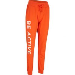 Spodnie sportowe bawełniane z nadrukiem, Loose Fit. Czarne spodnie sportowe damskie bonprix, bez wzorów, z bawełny, na fitness i siłownię. Za 114.99 zł.