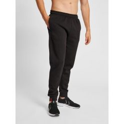 Spodnie do biegania Hummel Red Basic. Czarne spodnie sportowe męskie Hummel, xl, bez wzorów, z bawełny, do biegania. Za 180.50 zł.