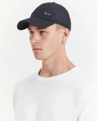 Czapka Nike Dri-FIT czarna, regulowana, oddychająca. Czarne czapki i kapelusze męskie Nike, bez wzorów, z materiału, eleganckie. Za 99.00 zł.