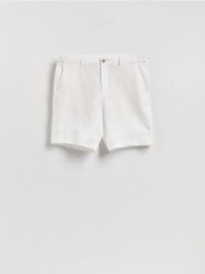 Lniane szorty regular fit - biały. Białe szorty męskie Reserved, l, bez wzorów, z tkaniny. Za 149.99 zł.