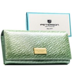 Duży portfel damski w jasnozielonym kolorze zamykany na zatrzask, w środku kieszonka na suwak - Peterson. Zielone portfele damskie Peterson, bez wzorów, ze skóry ekologicznej. Za 77.99 zł.