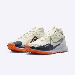 Buty Do Biegania Męskie Nike Pegasus Trail 4 Gtx V2. Białe buty sportowe męskie Nike, bez zapięcia, do biegania. Za 589.50 zł.