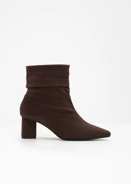Krótkie botki. Brązowe botki damskie bonprix, bez obcasa, bez zapięcia. Za 169.99 zł.