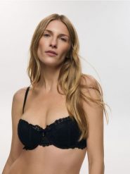 Biustonosz balkonetka z koronką - czarny. Czarne biustonosze Reserved, bez wzorów, z dzianiny. Za 69.99 zł.