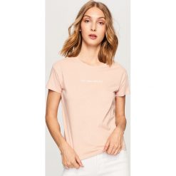 T-shirt z nadrukiem - Różowy. Czerwone t-shirty damskie Reserved, z nadrukiem. Za 19.99 zł.