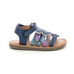 Sandały dziewczęce KICKERS DIVETA. Niebieskie sandały dziewczęce Kickers, ze skóry, bez zapięcia. Za 129.99 zł.