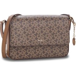 Torebka DKNY - Bryant Md Flap Cbody R82EJ467 Mocha Logo-Vic 9MV. Listonoszki damskie marki DKNY. W wyprzedaży za 449.00 zł.
