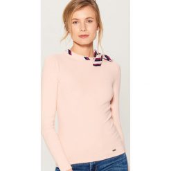 Sweter z kokardą - Różowy. Swetry damskie marki Mohito. W wyprzedaży za 59.99 zł.