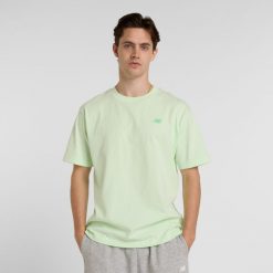 Koszulka męska New Balance MT41533MEW – zielona. Zielone koszulki sportowe męskie New Balance, l, bez wzorów, z dresówki, bez kołnierzyka, bez ramiączek. Za 119.99 zł.