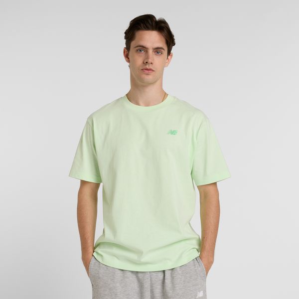 Koszulka męska New Balance MT41533MEW – zielona. Zielone koszulki sportowe męskie New Balance, l, bez wzorów, z dresówki, bez kołnierzyka, bez ramiączek. Za 119.99 zł.