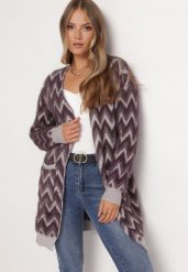 Ciemnofioletowy Niezapinany Kardigan Przed Kolano w Paski Chevron Afesura. Fioletowe kardigany damskie Born2be, bez wzorów, z dzianiny, bez kołnierzyka, bez ramiączek, długie, bez kaptura. Za 99.99 zł.