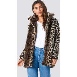 NA-KD Trend Kurtka ze sztucznym futrem Leo - Brown. Brązowe kurtki damskie NA-KD Trend. Za 364.95 zł.