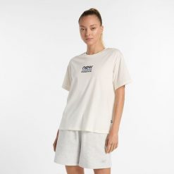 Koszulka damska New Balance WT51541SST – beżowa. Brązowe t-shirty damskie New Balance, s, bez wzorów, z bawełny, eleganckie, bez kołnierzyka. Za 79.99 zł.