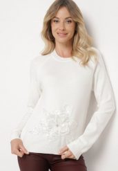 Biały Sweter Ozdobiony Cekinami Koralikami i Cyrkoniami w Kształcie Kwiatka Romiella. Białe swetry damskie Born2be, na zimę, m, bez wzorów, bez kołnierzyka, bez ramiączek, bez kaptura. Za 89.99 zł.
