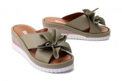 ARTIKER RELAKS 52C0503 zielony, klapki damskie. Zielone klapki damskie Artiker Relaks, w ażurowe wzory, ze skóry, bez obcasa, na koturnie. Za 264.90 zł.