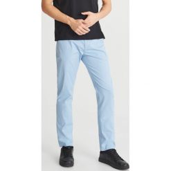 Klasyczne chinosy slim - Niebieski. Spodnie materiałowe męskie marki Reserved. Za 129.99 zł.