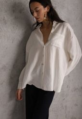 Biała Koszula z Wiskozy z Domieszką Lnu ze Strukturalnego Materiału Sewrita. Białe bluzki damskie Renee, s, bez wzorów, ze lnu, street, bez kołnierzyka, bez ramiączek. Za 89.99 zł.