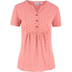 Bluzka shirtowa z haftem angielskim bonprix jasny koralowy. Czerwone bluzki damskie bonprix, bez wzorów, bez kołnierzyka. Za 37.99 zł.