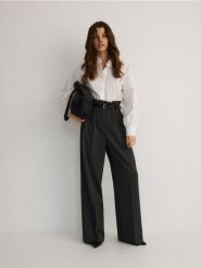 Luźne spodnie z zakładkami - ciemnoszary. Szare spodnie materiałowe damskie Reserved, l, bez wzorów, z tkaniny. Za 159.99 zł.