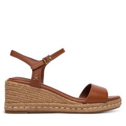 Espadryle Tommy Hilfiger. Brązowe sandały damskie Tommy Hilfiger, bez wzorów, bez obcasa, bez zapięcia. Za 489.99 zł.
