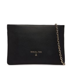 Torebka Patrizia Pepe. Czarne kopertówki damskie Patrizia Pepe, bez wzorów, bez dodatków. Za 729.99 zł.