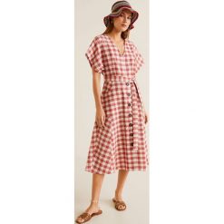 Mango - Sukienka Robe. Czerwone tuniki damskie marki Mango, bez wzorów, z bawełny, casualowe, bez kołnierzyka, bez ramiączek. Za 139.90 zł.