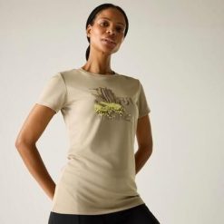 Damska koszulka z krótkim rękawem i grafiką Fingal. Białe t-shirty damskie Regatta, m, bez wzorów, z materiału, bez kołnierzyka. Za 117.50 zł.