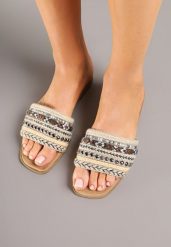 Brązowo-Beżowe Klapki z Plecionką w Stylu Boho i Nitami Karvisa. Brązowe klapki damskie Born2be, bez wzorów, z jeansu, boho, bez obcasa, na płaskiej podeszwie. Za 34.99 zł.