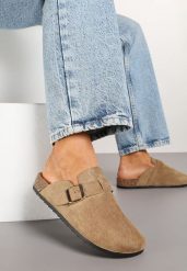 Ciemnobeżowe Klapki Ozdobione Klamrą na Pasku Zelevelis. Brązowe klapki damskie Renee, bez wzorów, z jeansu, eleganckie, bez obcasa, na obcasie. Za 59.99 zł.