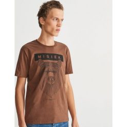 T-shirt z nadrukiem - Fioletowy. Fioletowe t-shirty męskie Reserved, z nadrukiem. Za 39.99 zł.