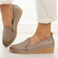 Beżowe skórzane półbuty damskie Vinceza 39988. Brązowe półbuty damskie VINCEZA, na jesień, w ażurowe wzory, z jeansu, eleganckie, z okrągłym noskiem, bez obcasa, na koturnie, bez zapięcia. Za 219.00 zł.