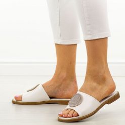 Białe płaskie klapki damskie Filippo Dk6217/25. Białe klapki damskie Filippo, z aplikacjami, ze skóry, eleganckie, bez obcasa, na płaskiej podeszwie. Za 129.00 zł.