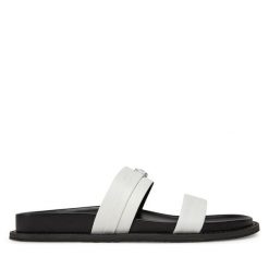 Klapki MICHAEL Michael Kors. Białe klapki damskie MICHAEL Michael Kors, bez wzorów, bez obcasa. Za 439.99 zł.