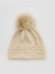 Czapka beanie z pomponem - kremowy. Białe czapki i kapelusze damskie Reserved, bez wzorów. Za 79.99 zł.