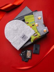 Zestaw prezentowy dla niego - szaro/melanżowa czapka + 2-pak skarpet we wzory + karty do gry Z64 - one size. Szare czapki i kapelusze męskie Ombre Clothing, bez wzorów, z bawełny. Za 65.99 zł.