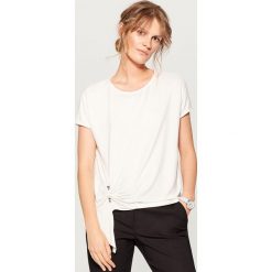 Koszulka z metalową sprzączką - Kremowy. T-shirty damskie marki Mohito. W wyprzedaży za 19.99 zł.