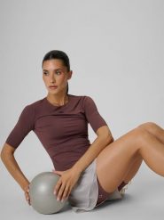 4F Koszulka treningowa slim szybkoschnąca damska - brązowa M. Brązowe koszulki sportowe damskie 4f, m, bez wzorów, bez kołnierzyka, bez ramiączek, na fitness i siłownię. Za 129.99 zł.