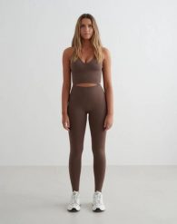 Damskie legginsy dłuższe, wysoki stan, invisible scrunch Shape Seamless brązowe. Brązowe legginsy sportowe damskie Aim'n, m, bez wzorów, z dzianiny, z podwyższonym stanem, długie, na fitness i siłownię. Za 301.00 zł.