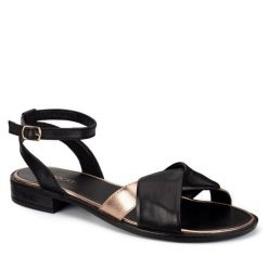 Sandały Lasocki. Czarne sandały damskie Lasocki, bez wzorów, bez obcasa, na płaskiej podeszwie, bez zapięcia. Za 149.99 zł.